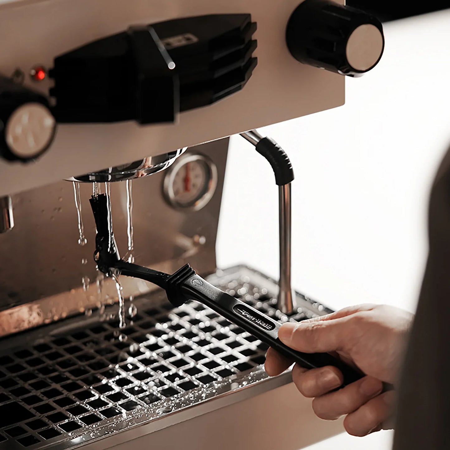MHW-3BOMBER Kaffeebürste mit angewinkeltem Griff