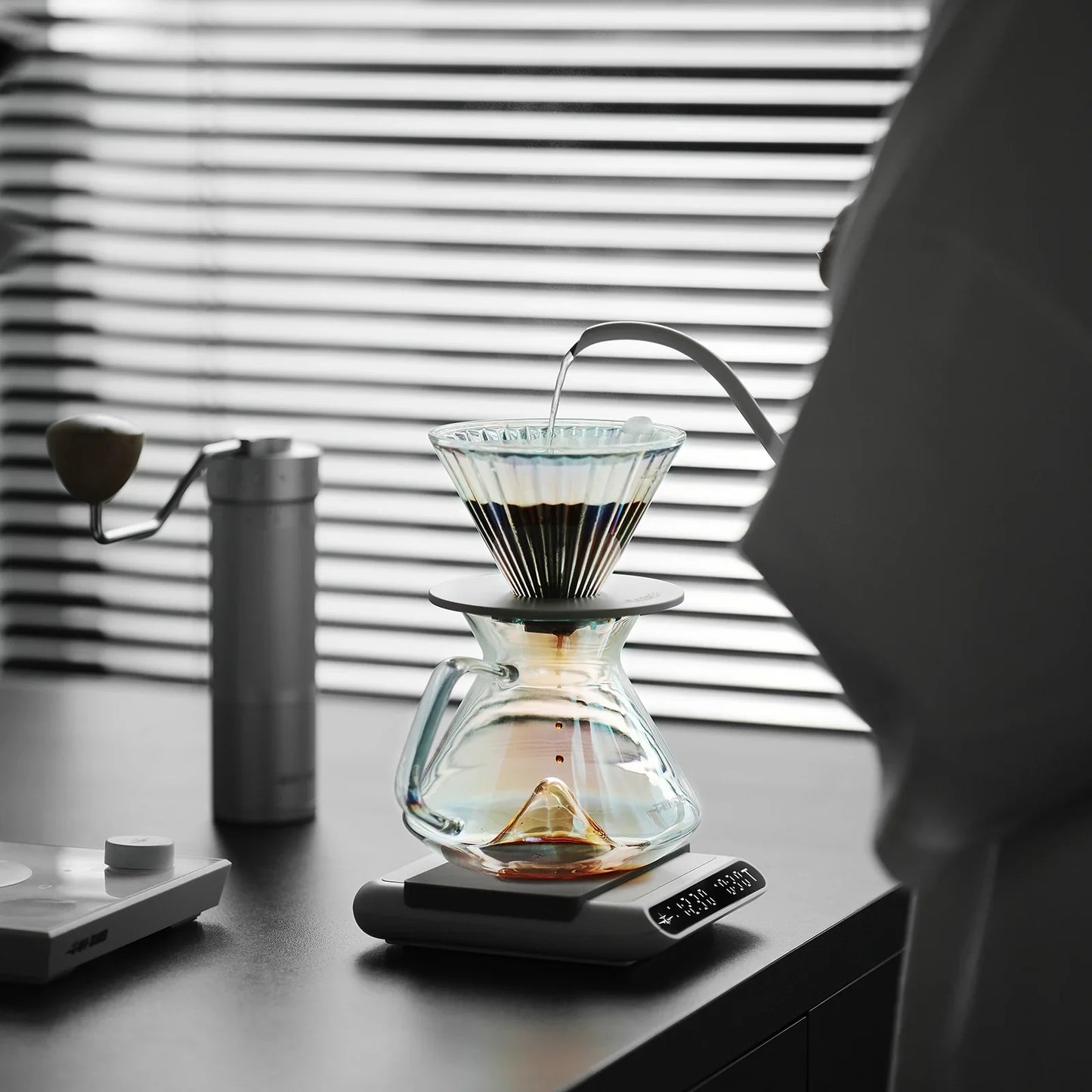 MHW-3BOMBER Hill Coffee Server